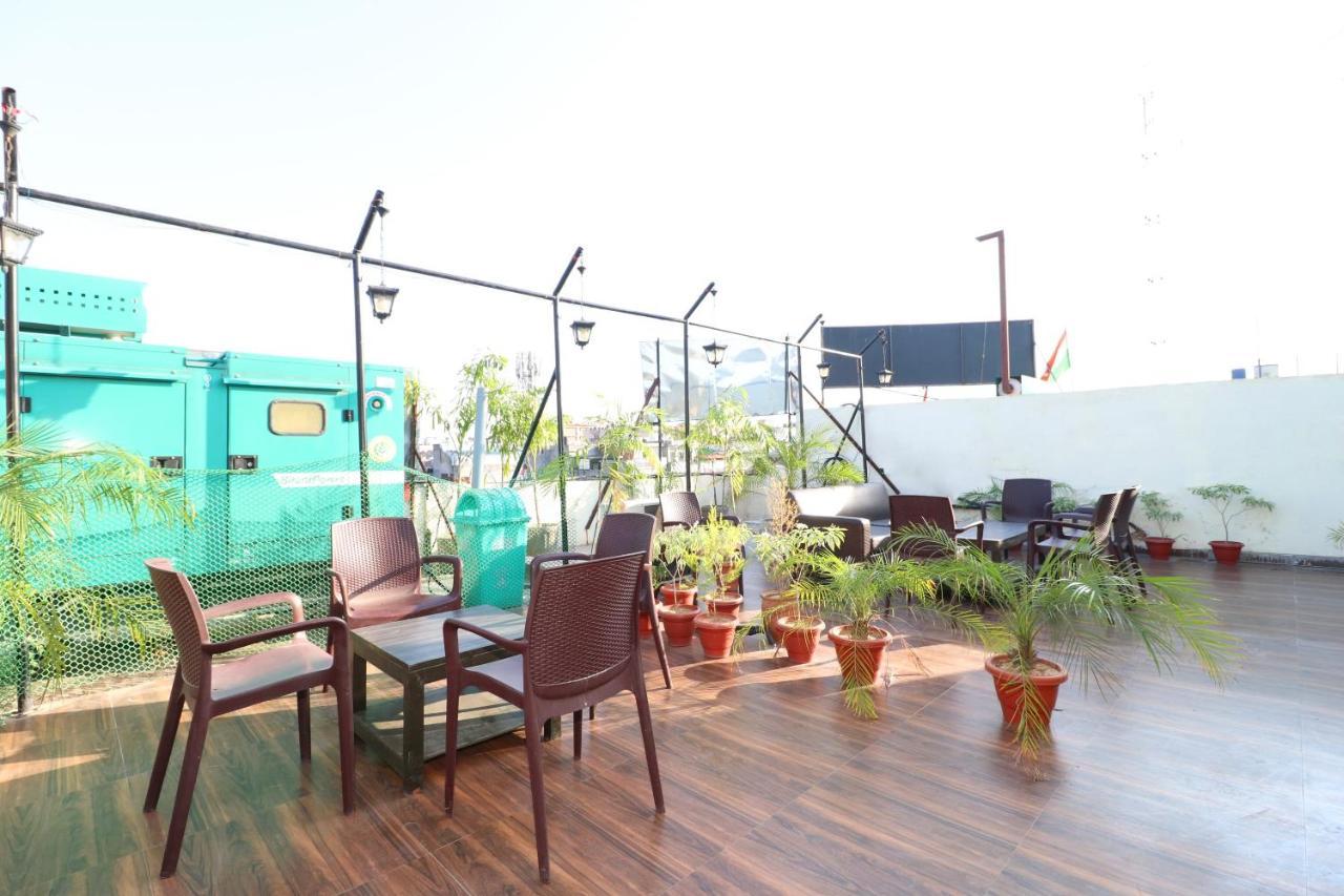 Oyo 14832 Hotel Rooftop Panchkula Exterior foto